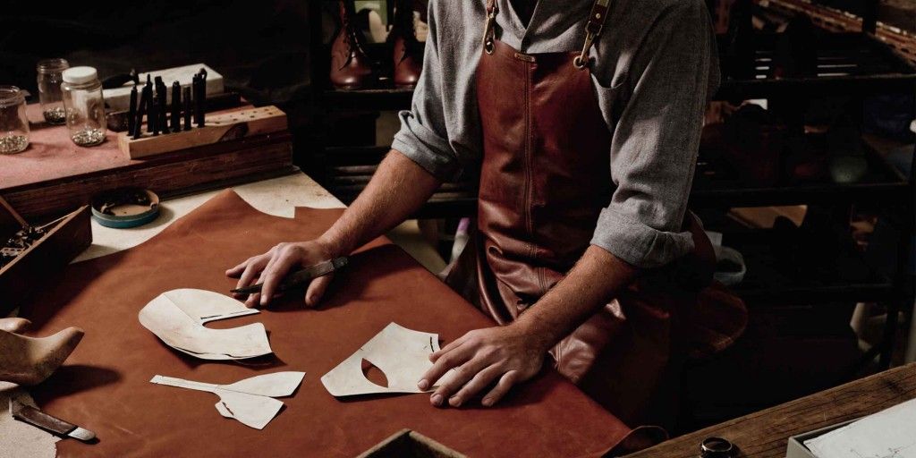 Hoi An leather artisan hand-stitching a Hinleath bag